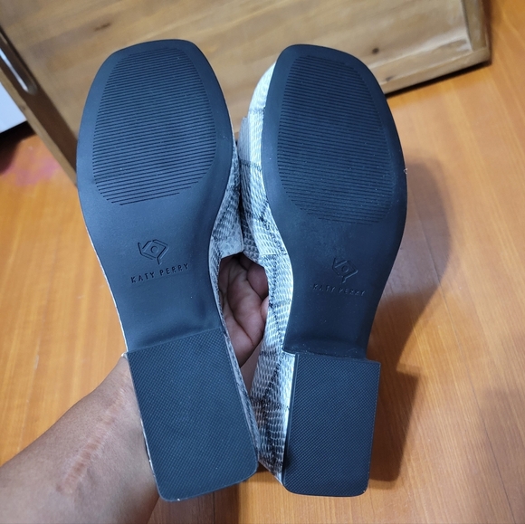 Katy Perry The Busy Bee Block Heel Sandals Sz 8.5 - Picture 7 of 9